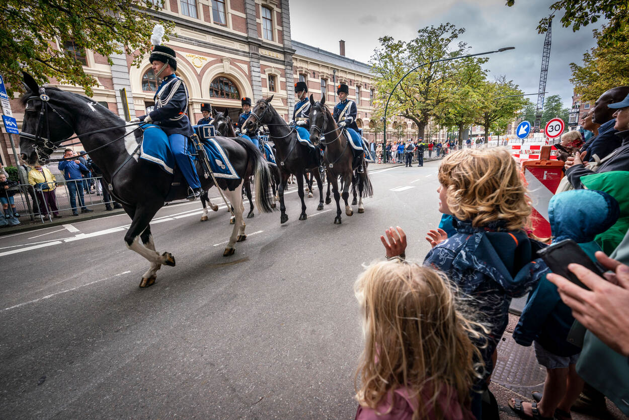 Foto van de Bereden Brigade met de Koninklijke Stallen op de achtergrond tijdens Prinsjesdag 2023.