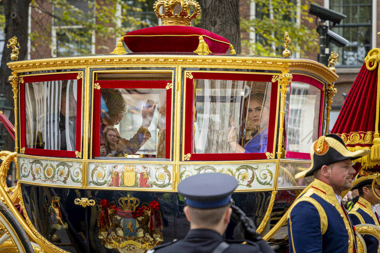 Foto van saluerende Marechaussee richting de Gouden Koets tijdens Prinsjesdag 2023.