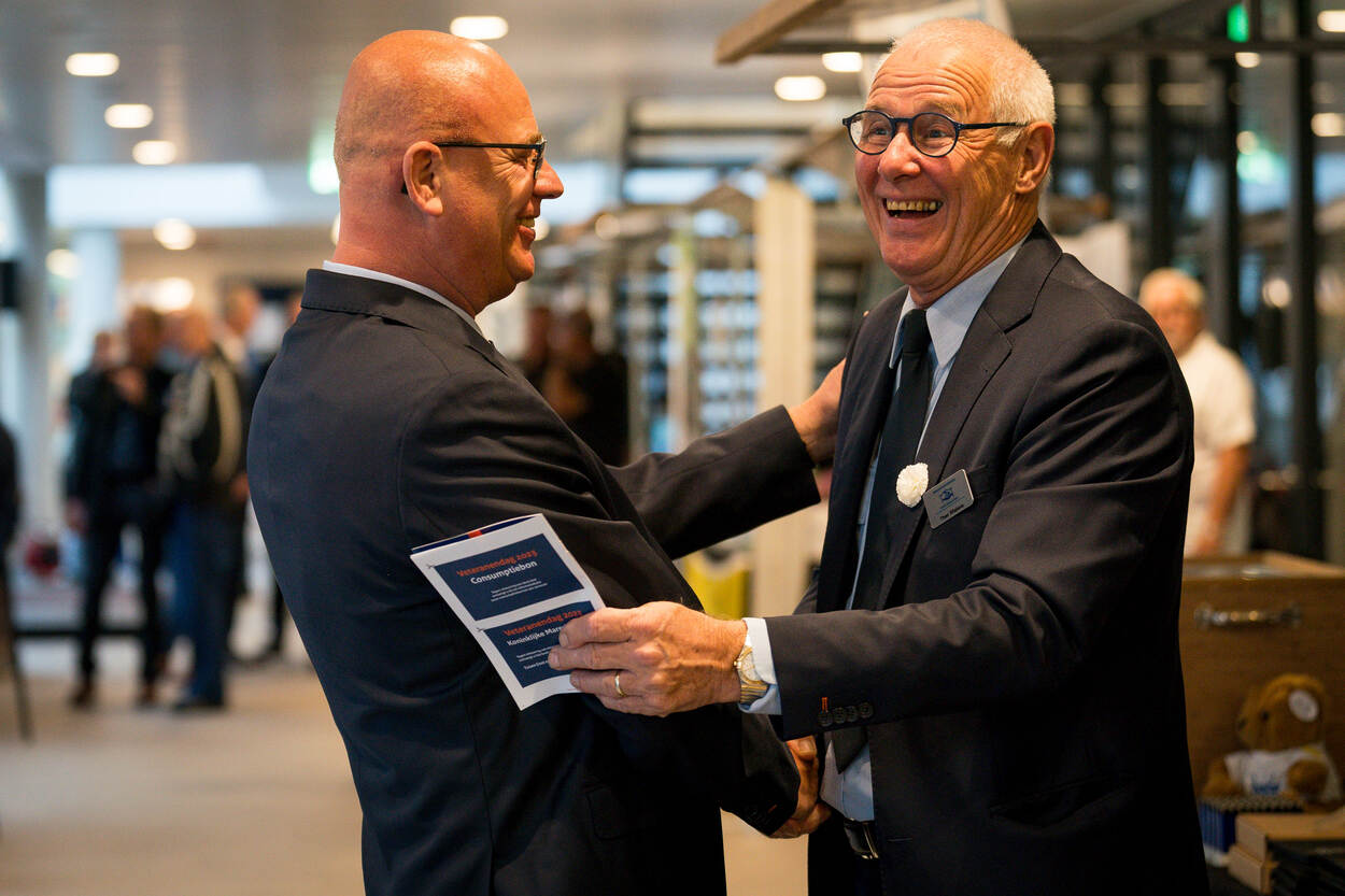 2 veteranen hebben een gezellig onderonsje.