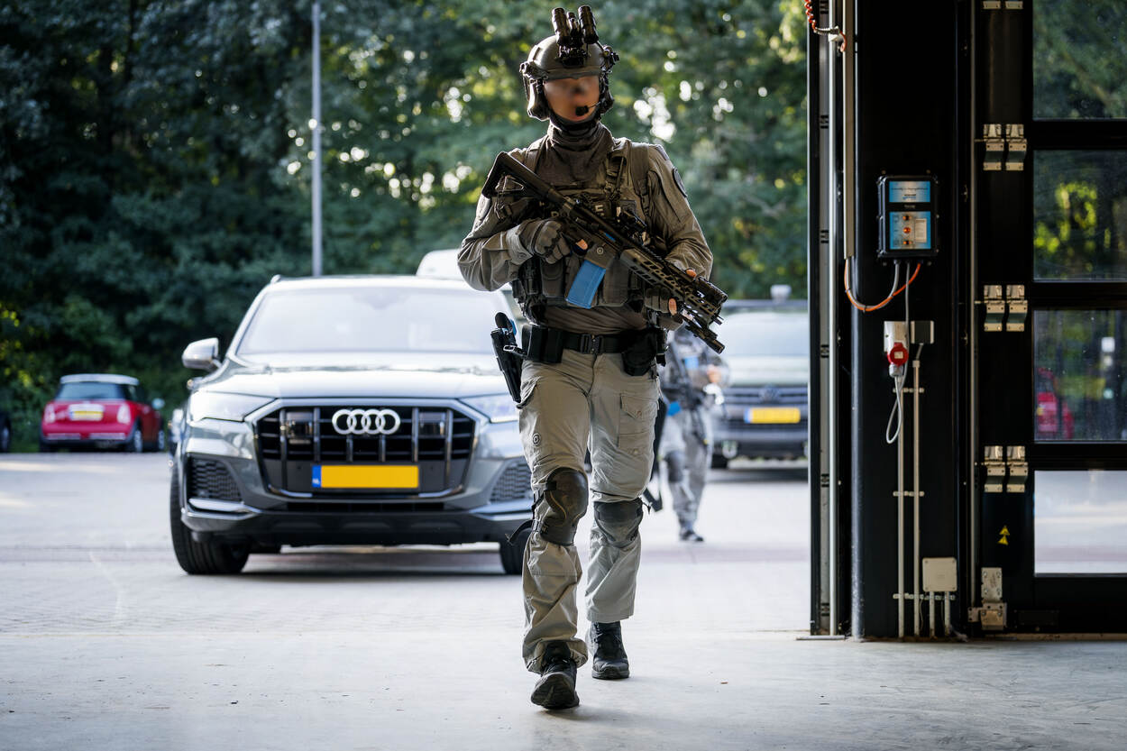 Het arrestatie- en ondersteuningsteam in actie tijdens het schoolshooting-scenario.