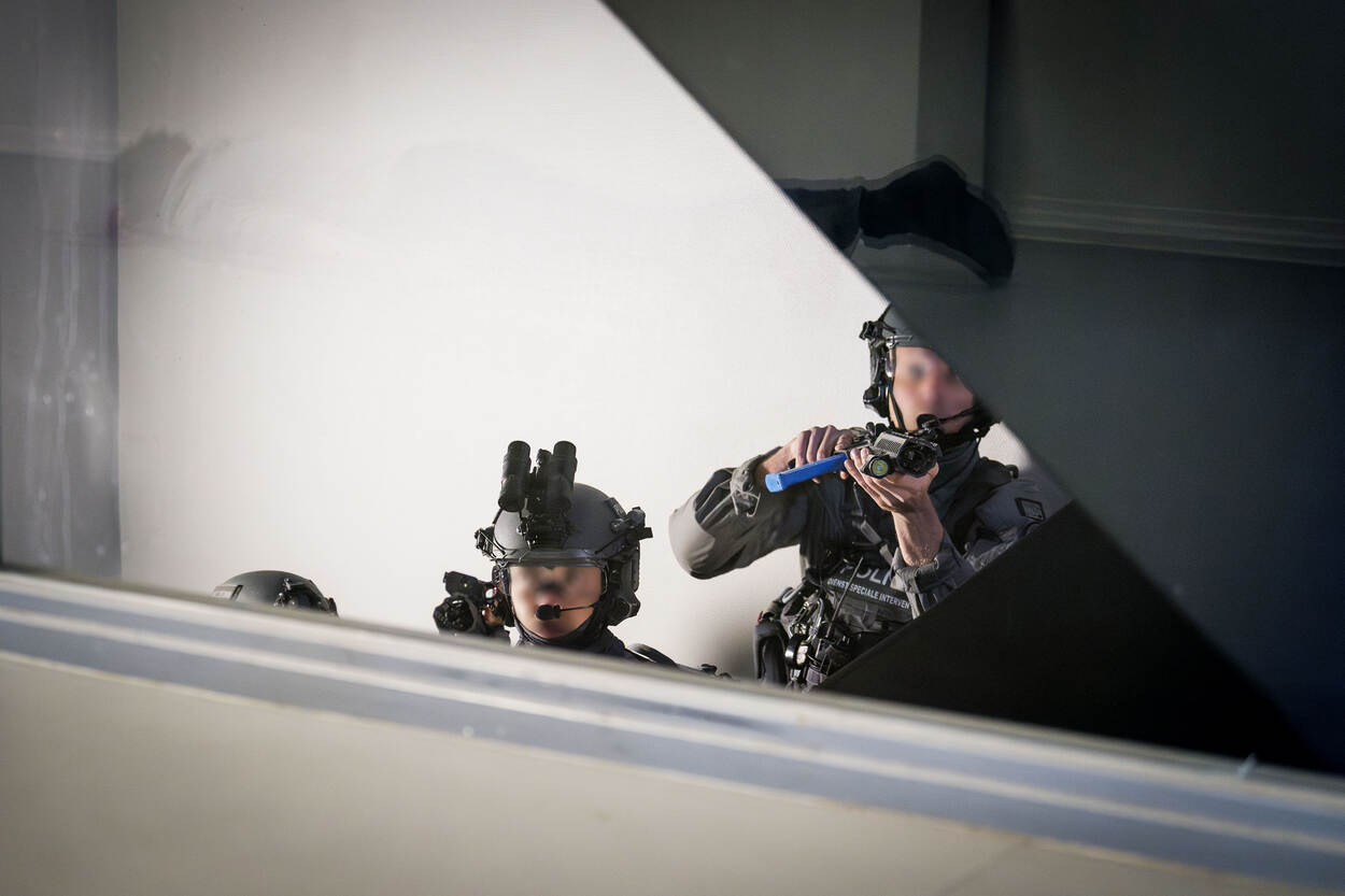 Het arrestatie- en ondersteuningsteam in actie tijdens het schoolshooting-scenario.