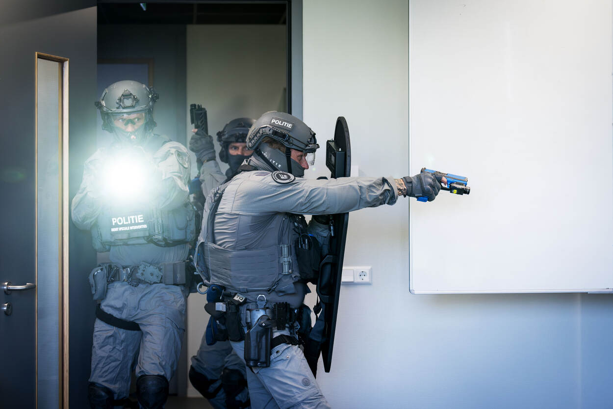 Het arrestatie- en ondersteuningsteam in actie tijdens het schoolshooting-scenario.