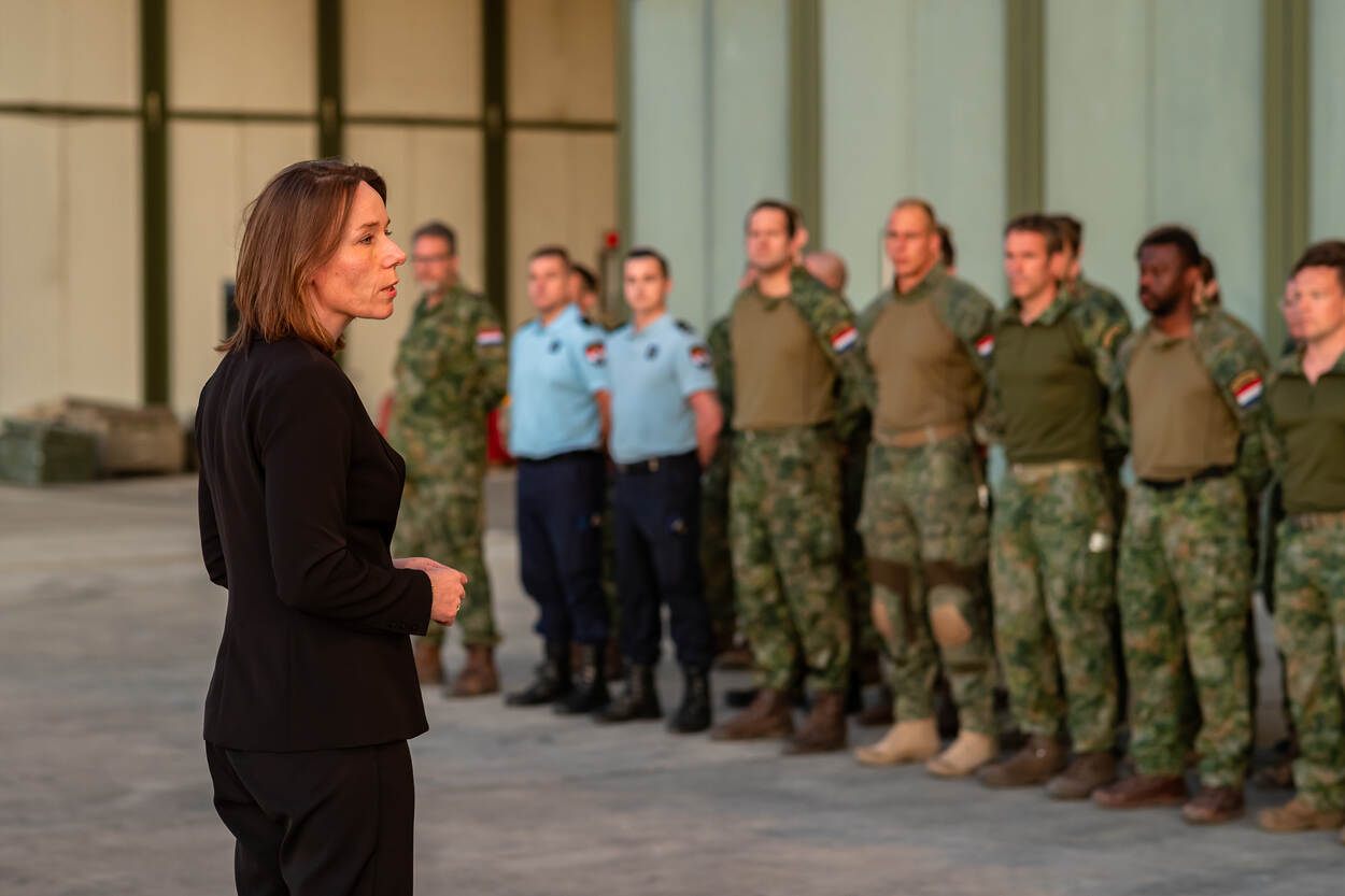 Minister van Buitenlandse Zaken Hanke Bruins Slot bedankt de eenheden persoonlijk voor hun inzet op Cyprus.