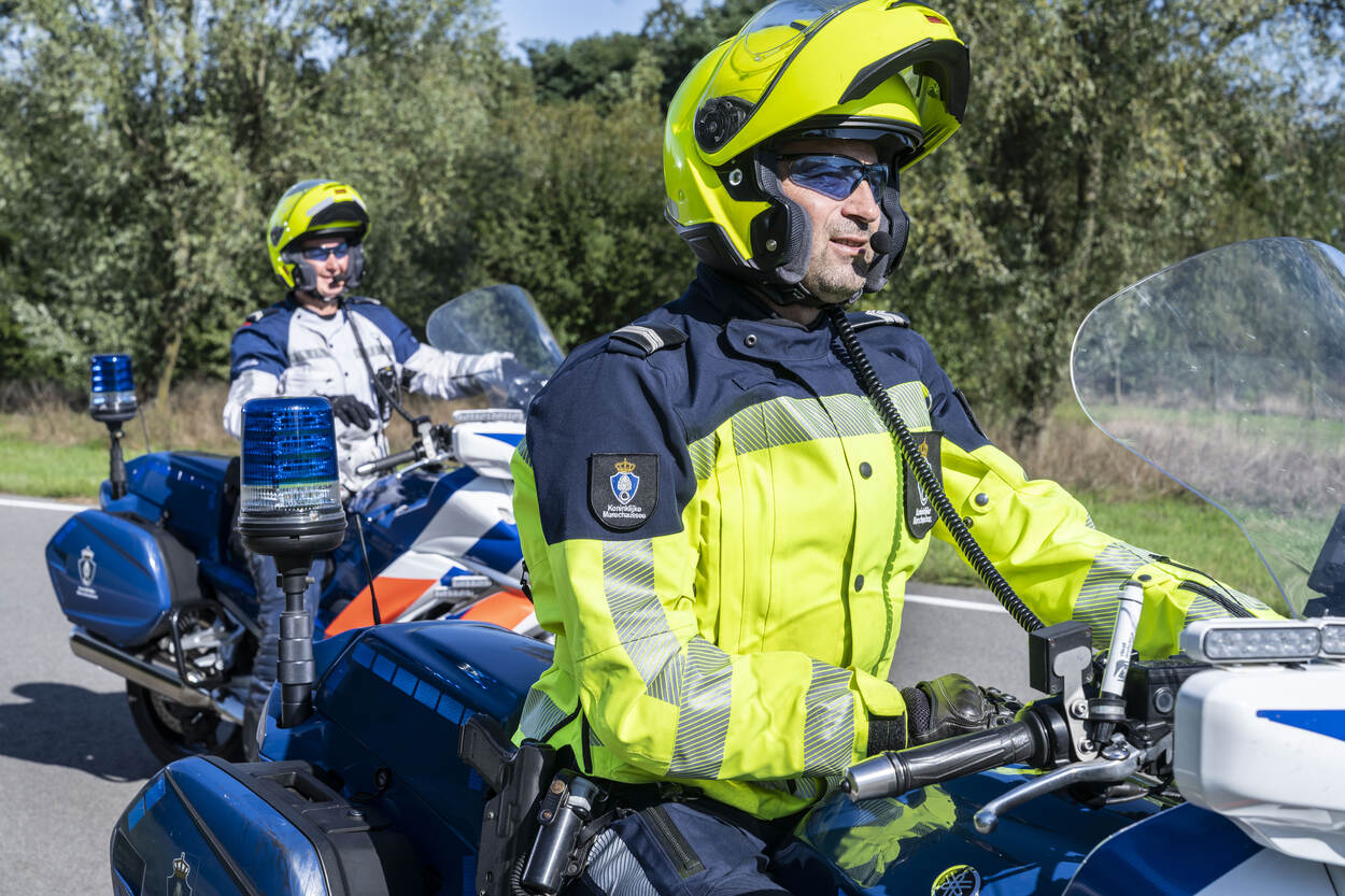 Het nieuwe en oude motorpak in een beeld gevangen.