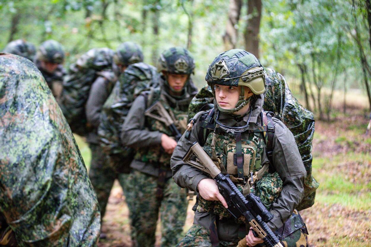 Een Dienjaar-marechaussee in het bos tijdens de eerste 10 weken Algemene Militaire Basisvorming.