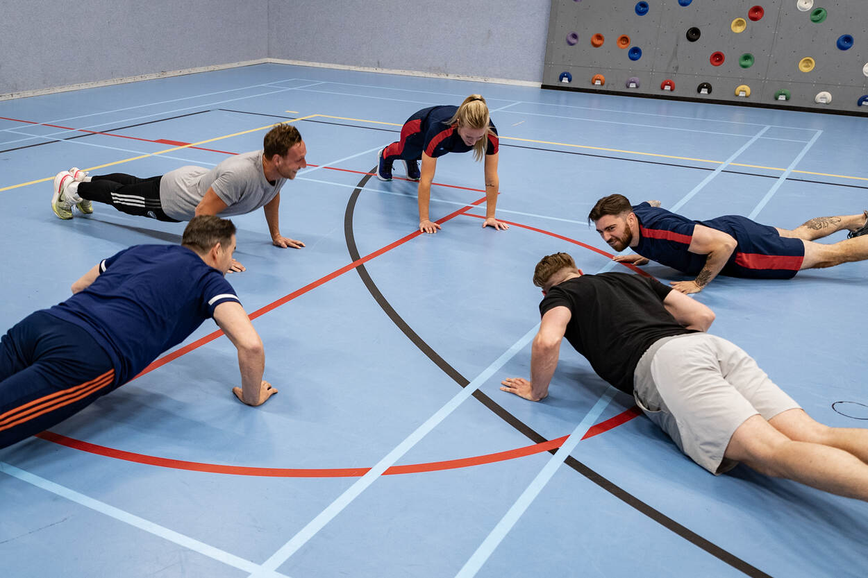 IBT-instructeurs in opleiding. Een les in een sporthal.