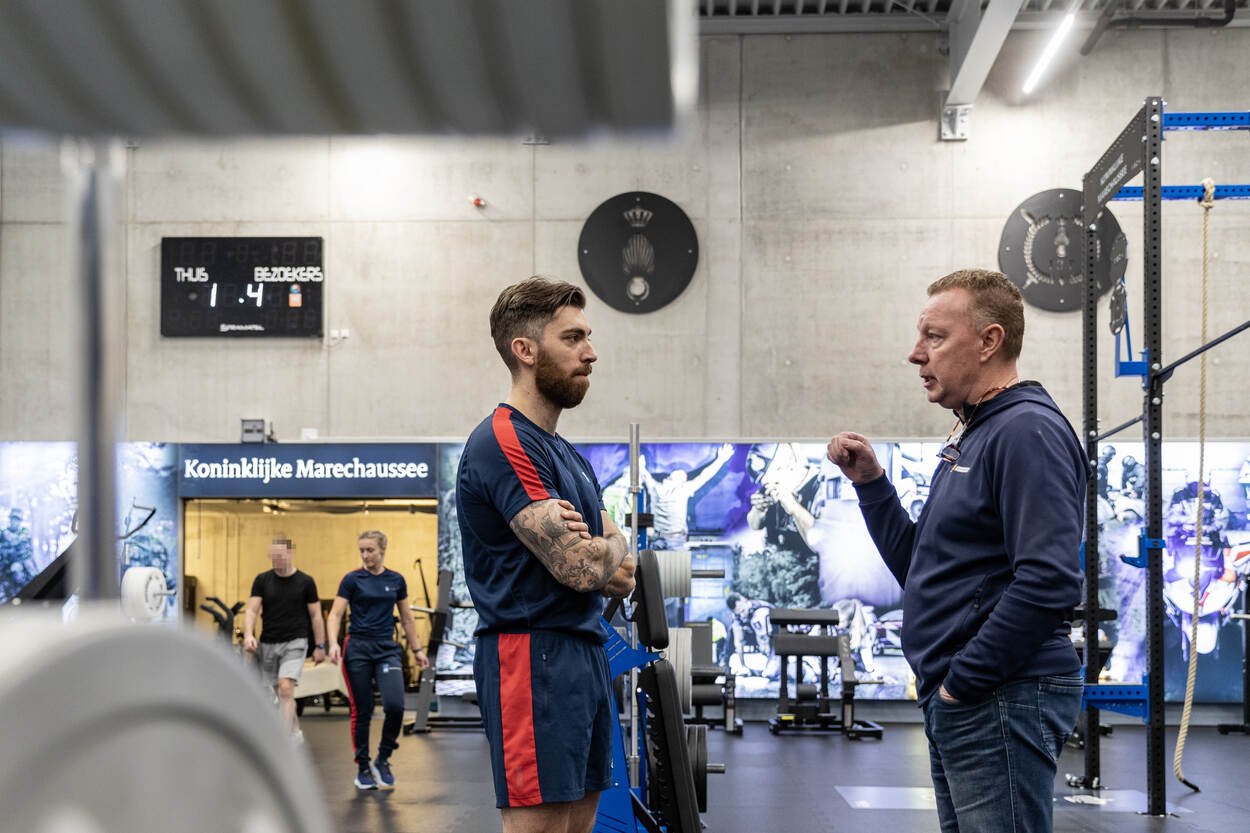 Een collega van het CIOS praat met een IBT-instructeur in opleiding.