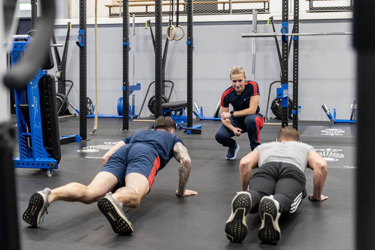 IBT-instructeurs in opleiding. Een les in een sporthal.
