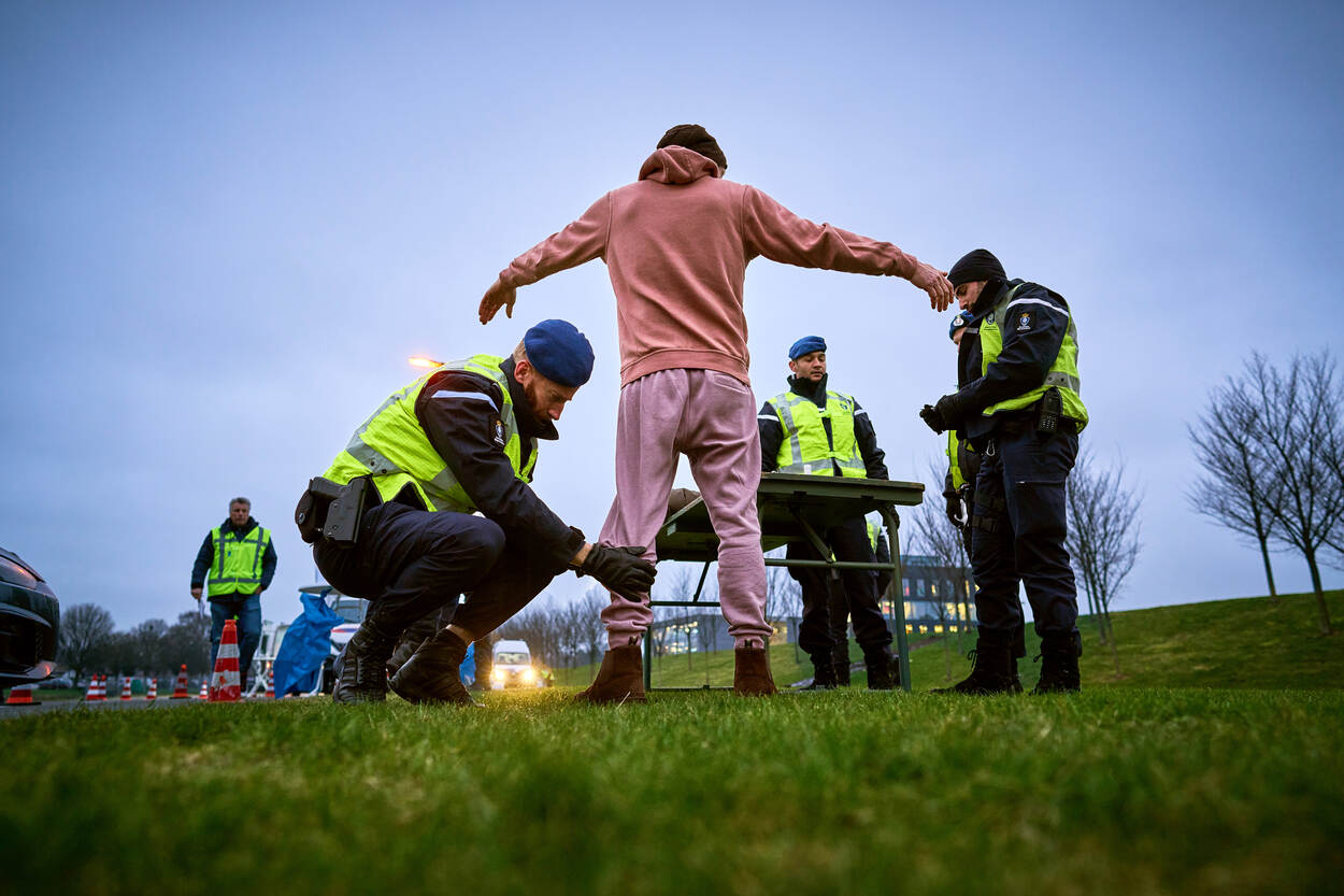 Marechaussee fouilleert een bestuurder.