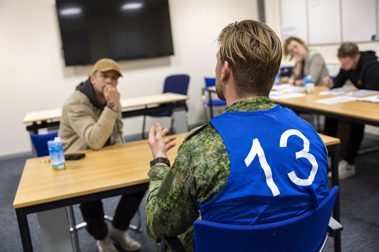Een BSB-kandidaat in gesprek met beoordelaars.
