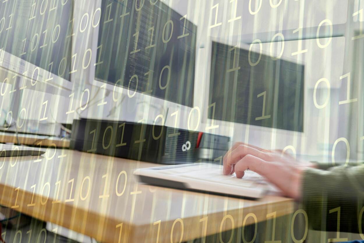 Medewerker typt iets op een computer