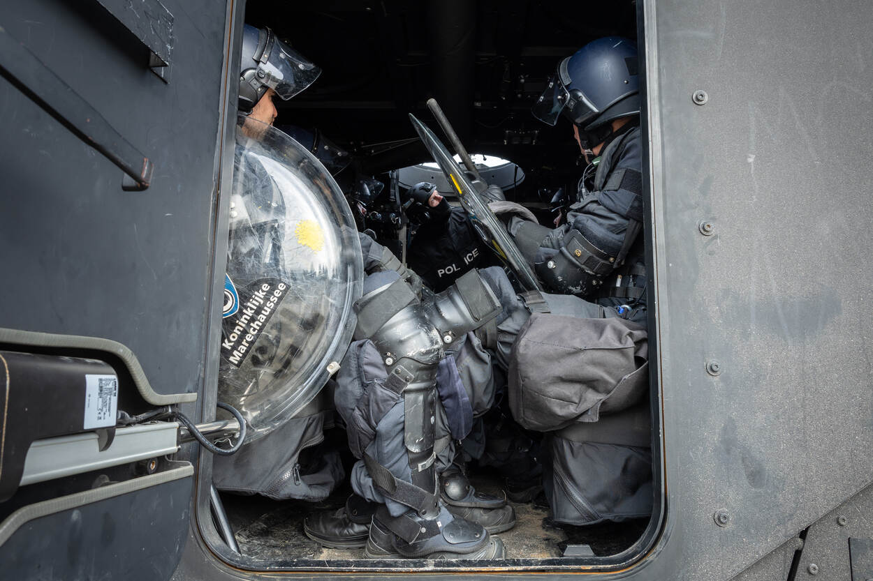 Leden van de Landelijke Bijstand Organisatie zitten met hun volledige uitrusting in de Manticore.