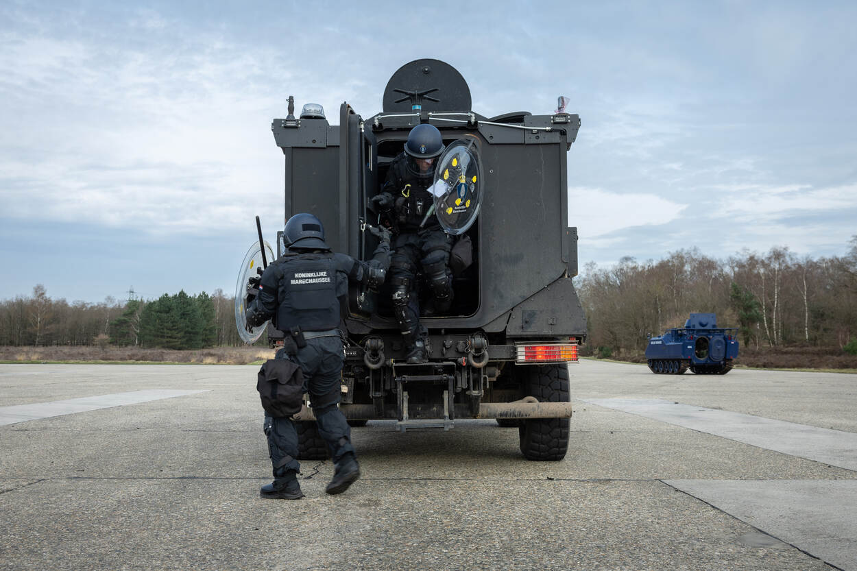 Het uitstappen uit de Manticore met schild en wapenstok wordt getraind.