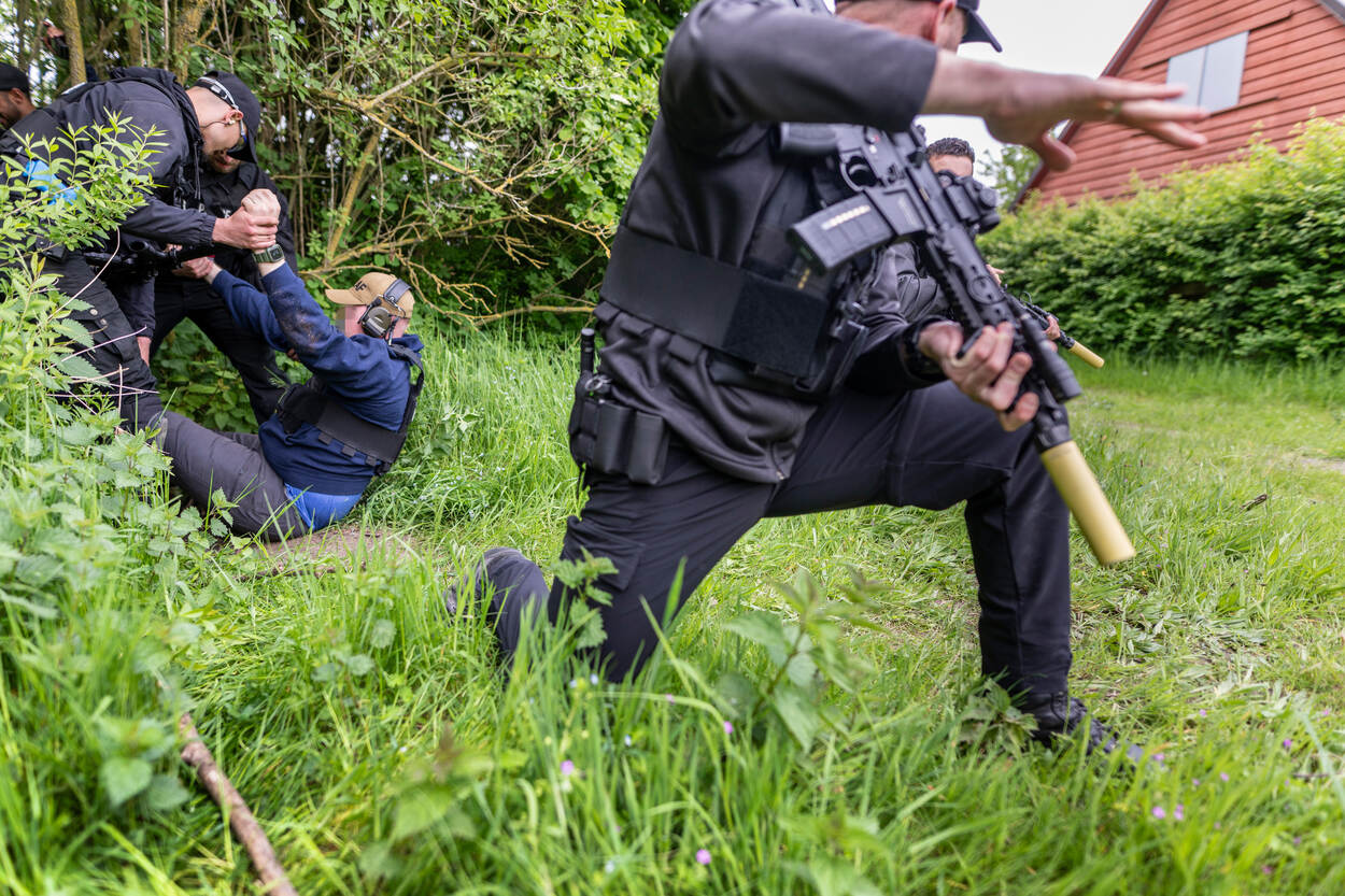 Persoonsbeveiligers in actie tijdens hun werk.
