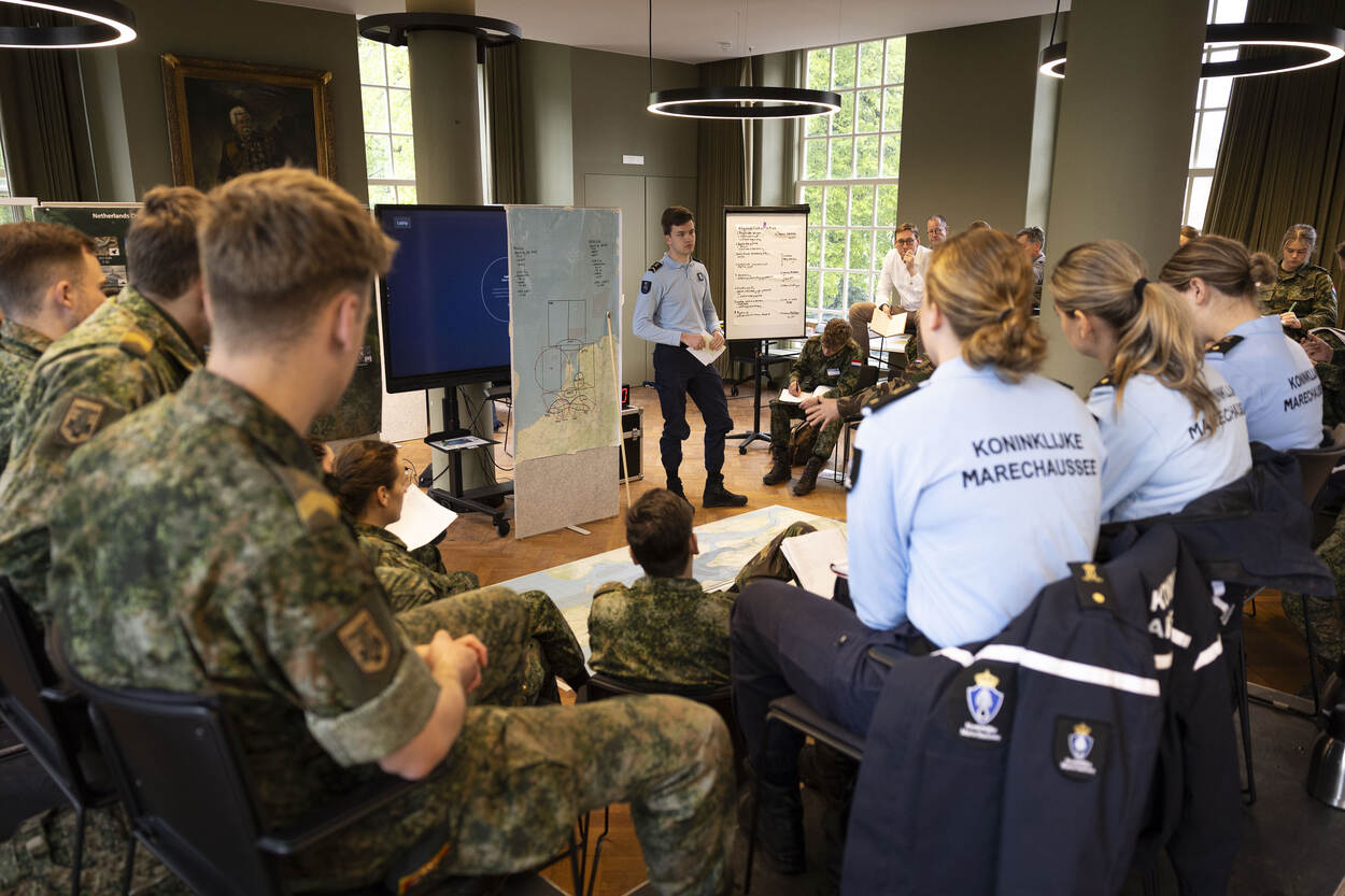 Cadetten van verschillende opco’s luisteren aandachtig.