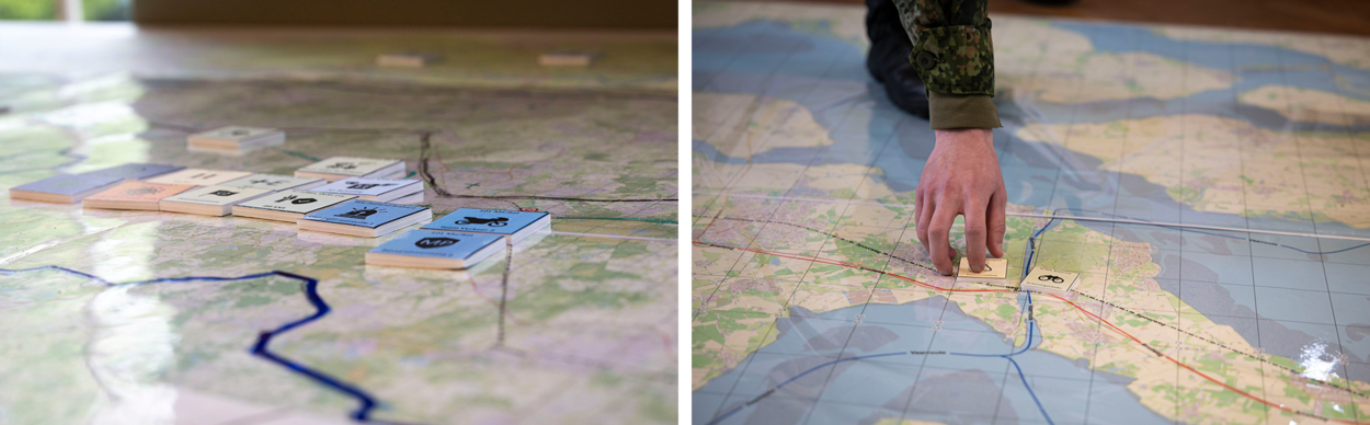 Links de landkaart van de wargame en rechts stukken worden verplaatst op de landkaart