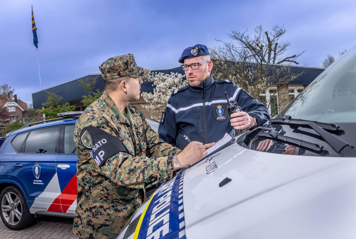 Sergeant-majoor Edgar (links) en wijkopperwachtmeester Bas (rechts) bespreken een casus op het NAVO-hoofdkwartier Joint Force Command in Brunssum.