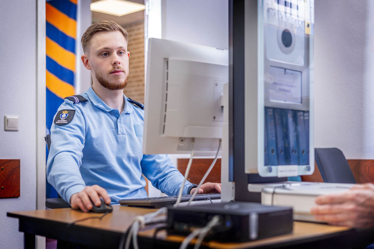 Rossi neemt vingerafdrukken af van een NAVO-militair die zich komt registeren.