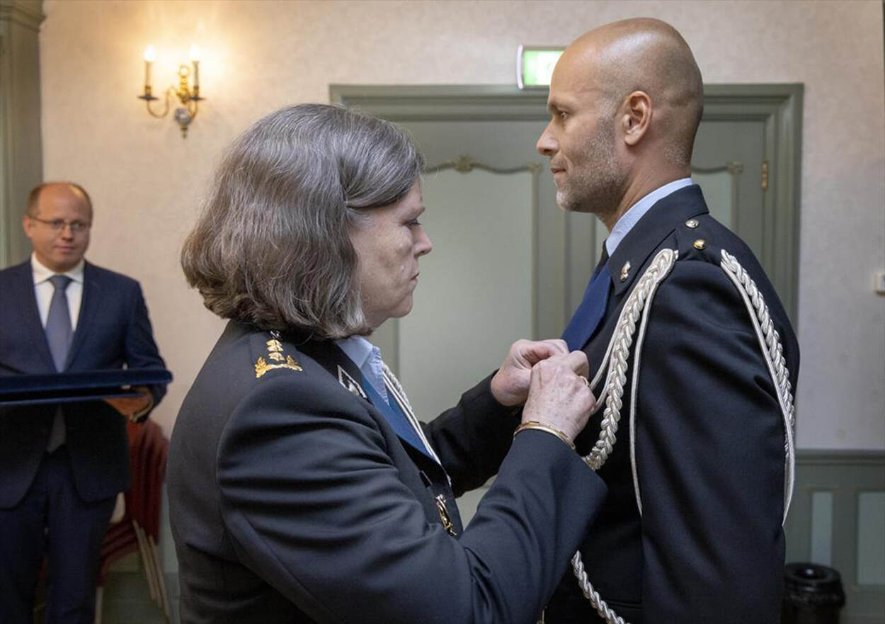 Adjudant Ishaak met luitenant-generaal Annelore Roelofs.