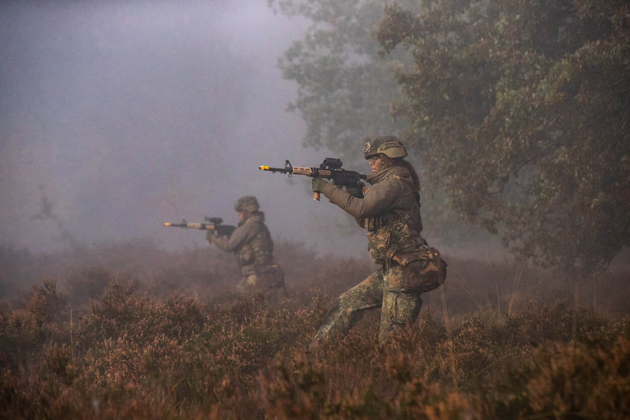 Dienjaarmilitair Mila tijdens schietvaardigheidstraining.
