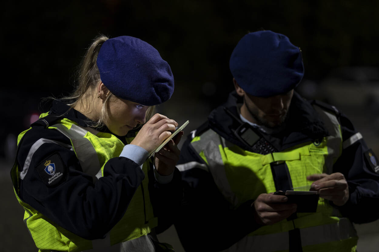 Marechaussee controleert een document