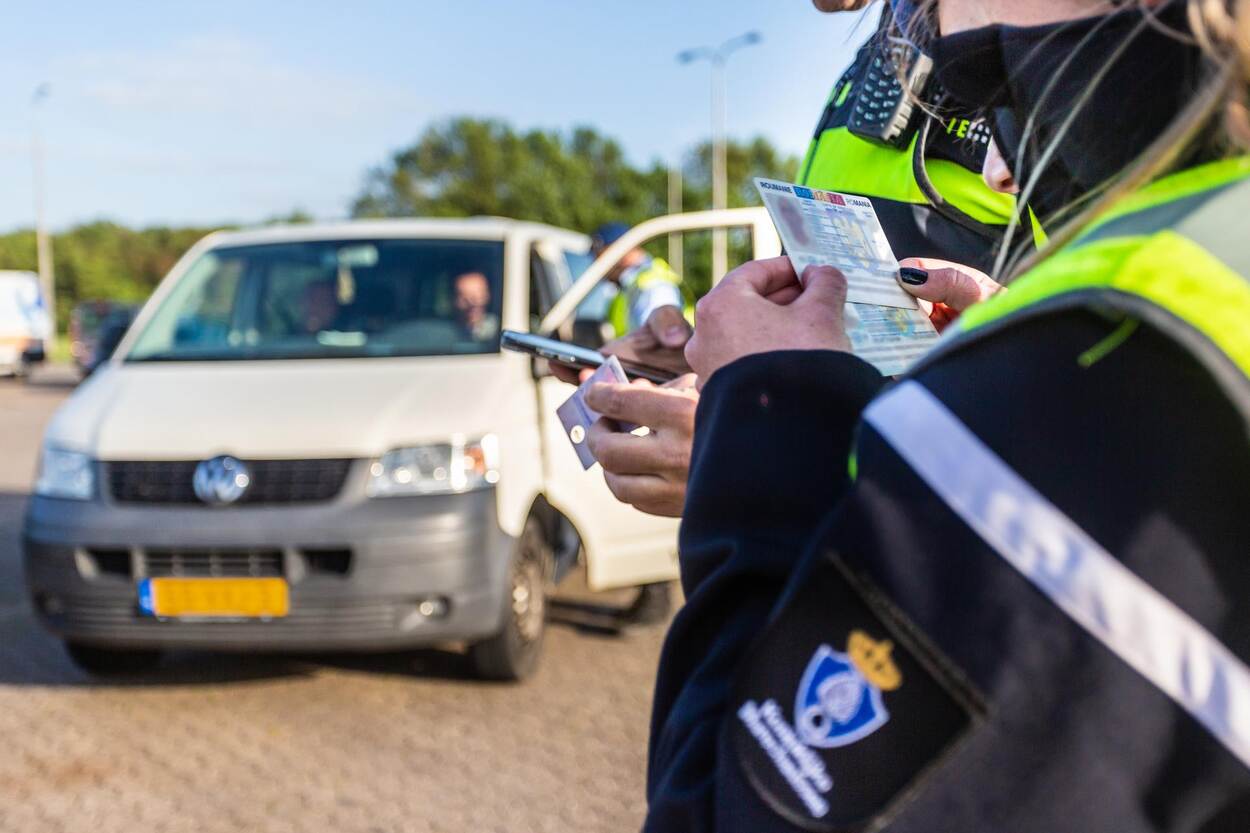 Politie en marechaussee bekijken rijbewijs