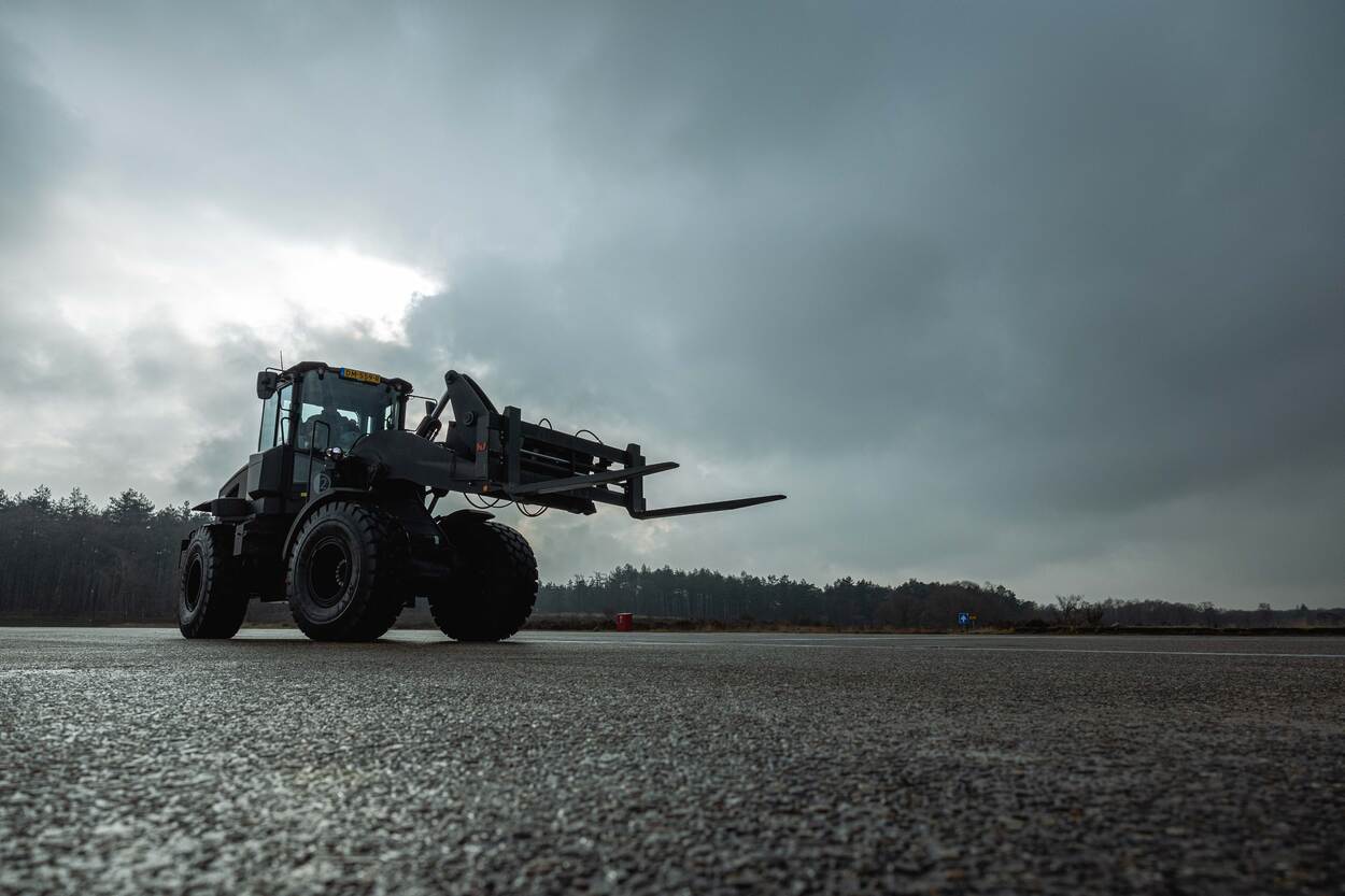 Nieuwe Caterpillar shovel van de KMar.