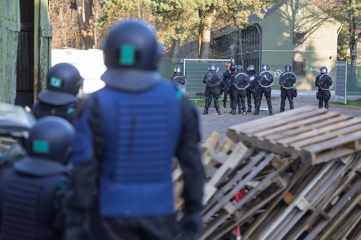 Marechaussees van de LBO staan tegenover relschoppers in oefening