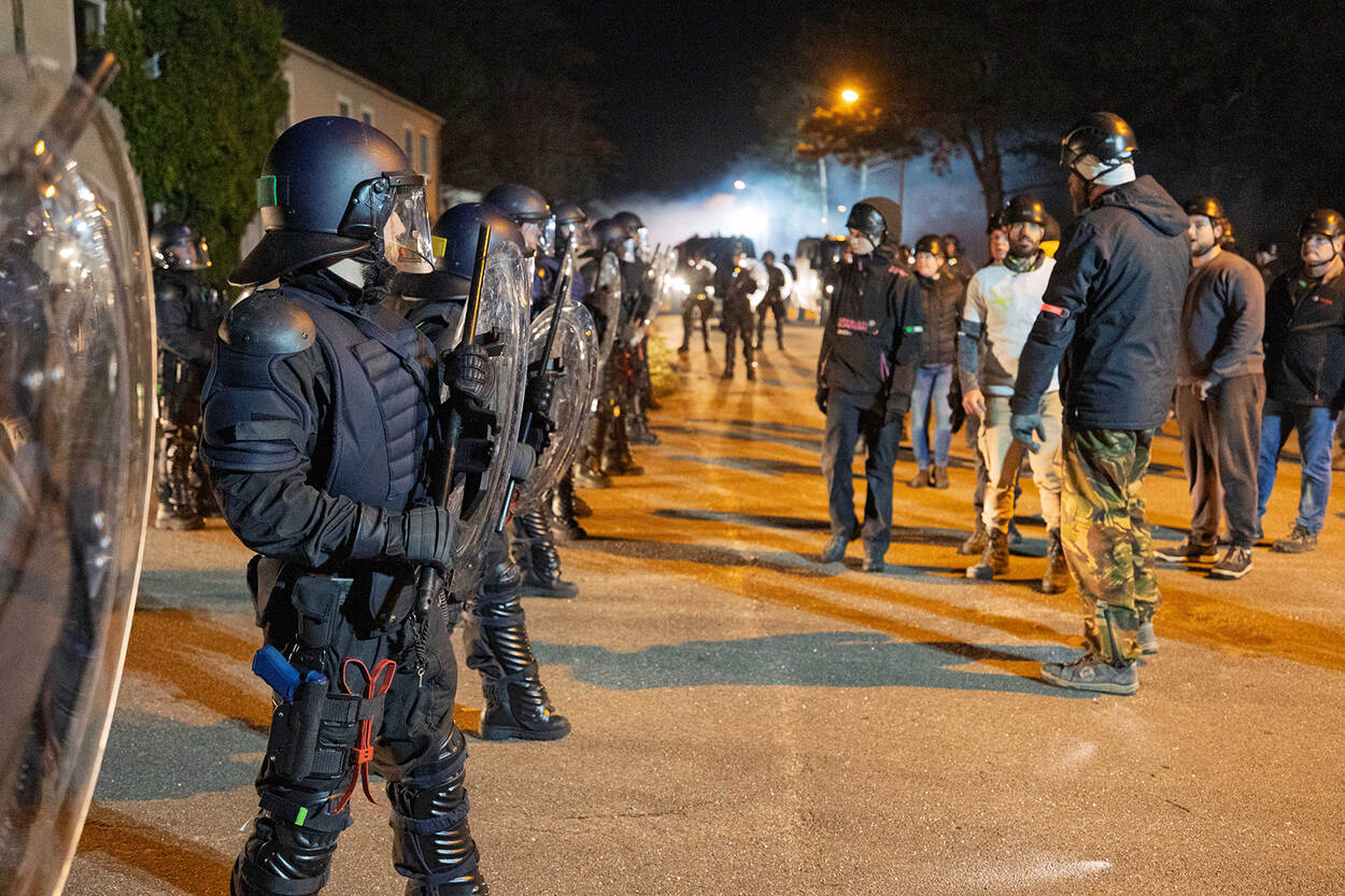 Marechaussees van de BE tegenover relschoppers in oefening