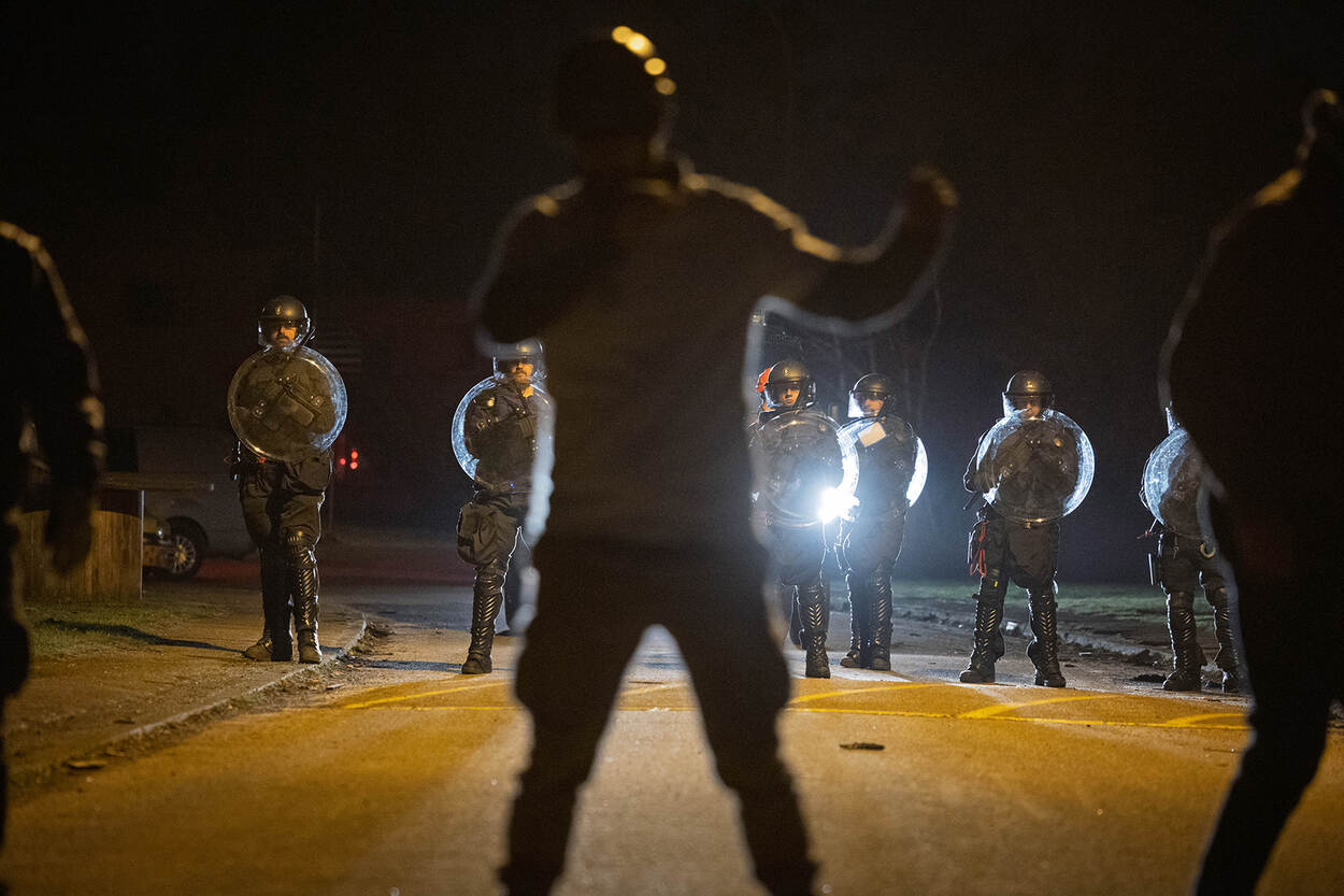 Marechaussees van de BE tegenover relschoppers in oefening