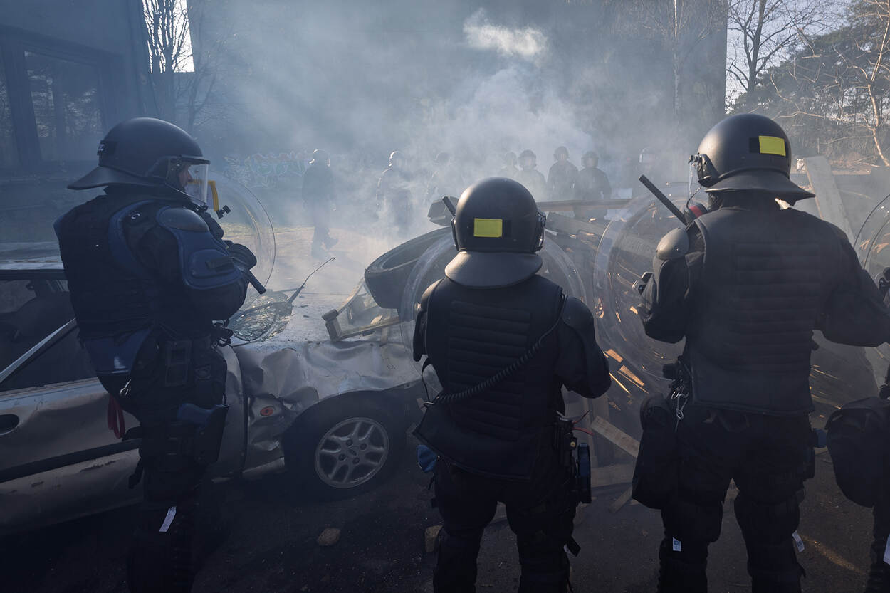 Marechaussees van de LBO bij brandend puin
