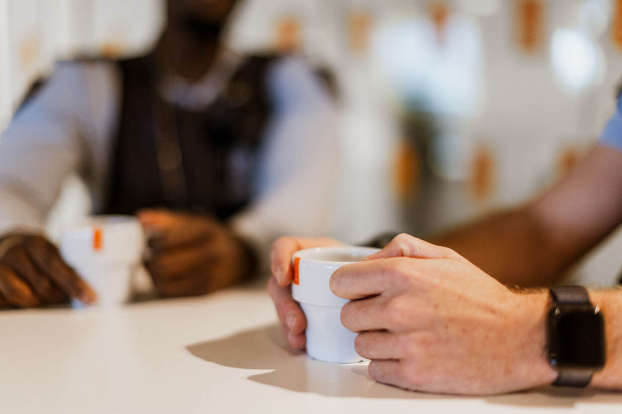 Handen van marechaussees.