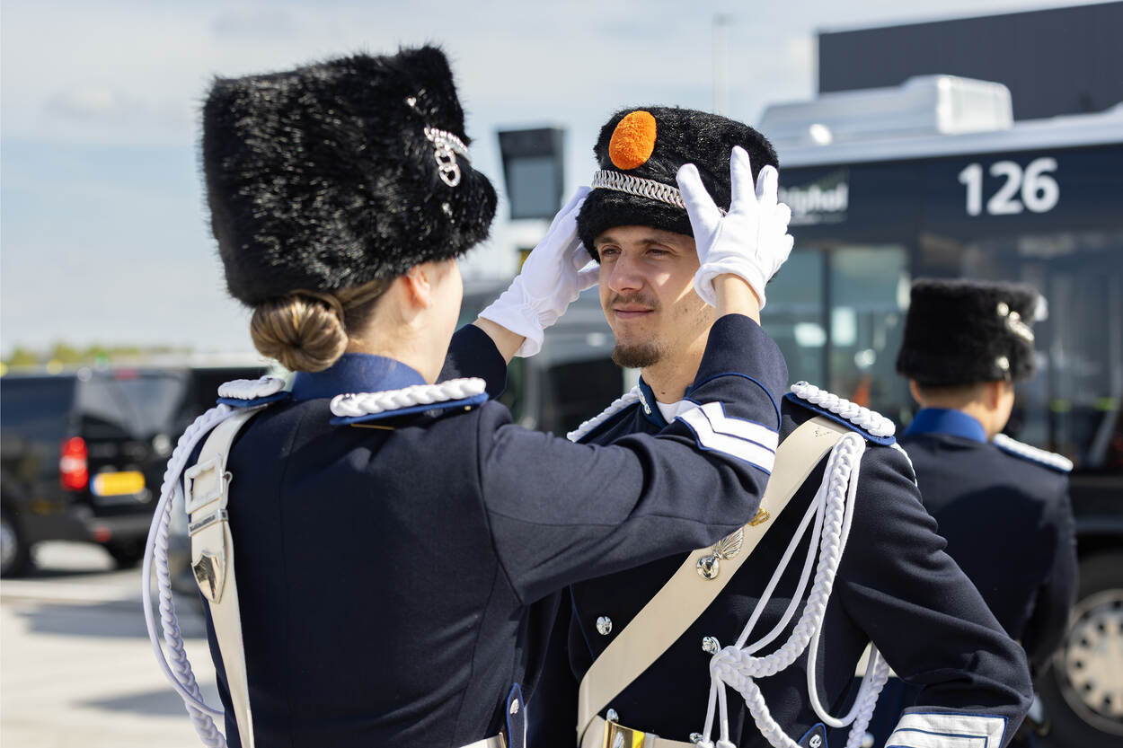Marechaussees in ceremonieel tenue.