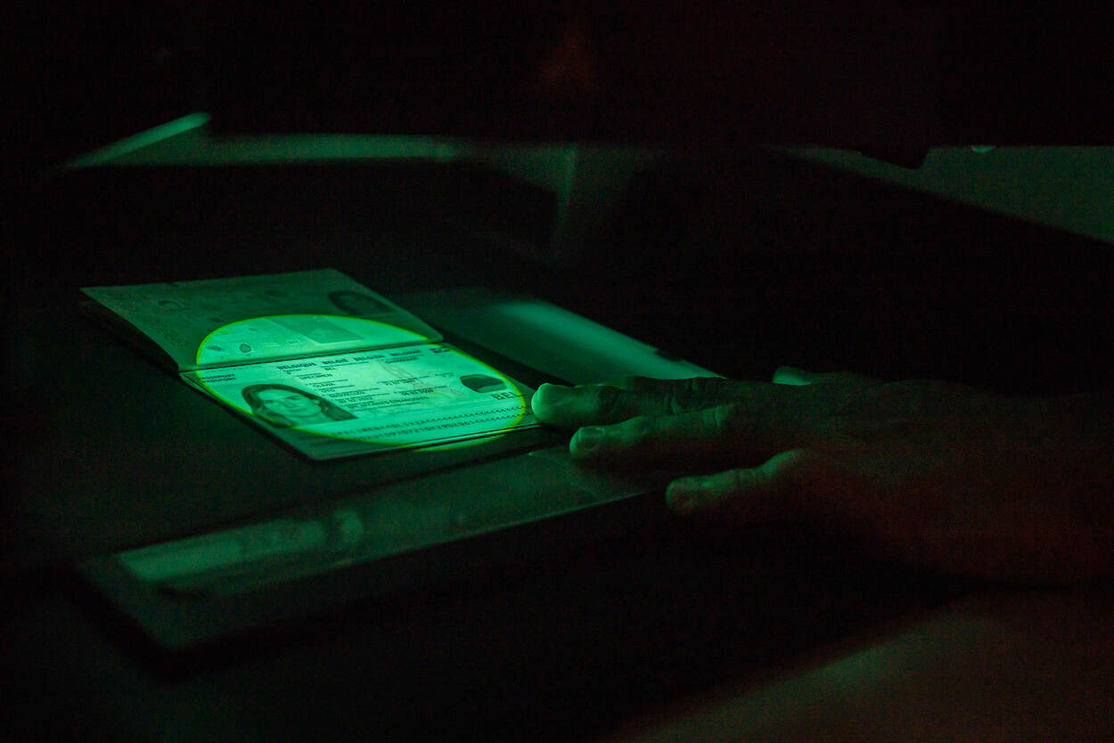 Een paspoort onder een ultravioletlamp.