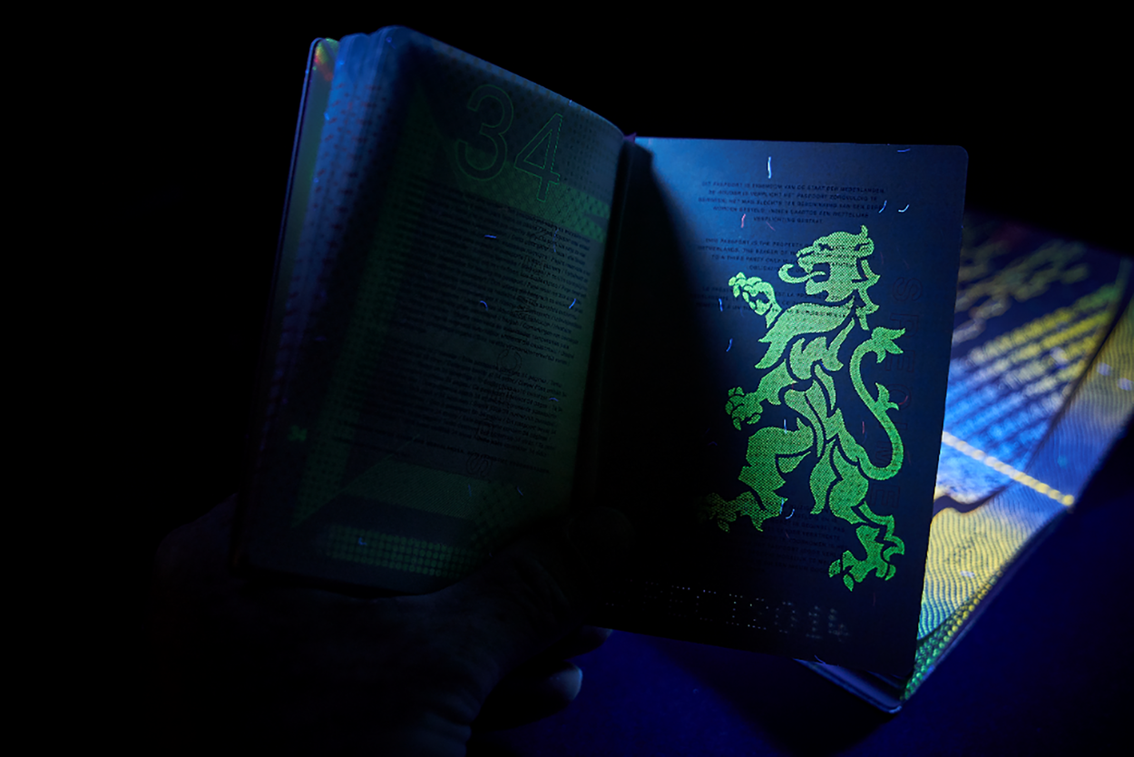 In de duisternis valt het logo van een leeuw op het Nederlandse paspoort goed op wanneer er ultravioletlicht op schijnt.