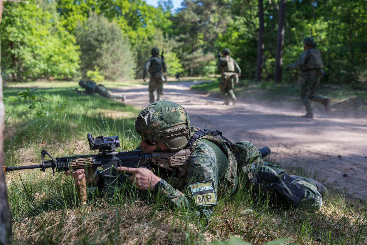 Marechaussee van 101 Marbat tijdens contact drills.