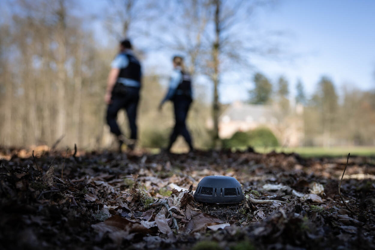 Bladeren, bomen, 2 marechaussees en een ingebouwde grondsensor.