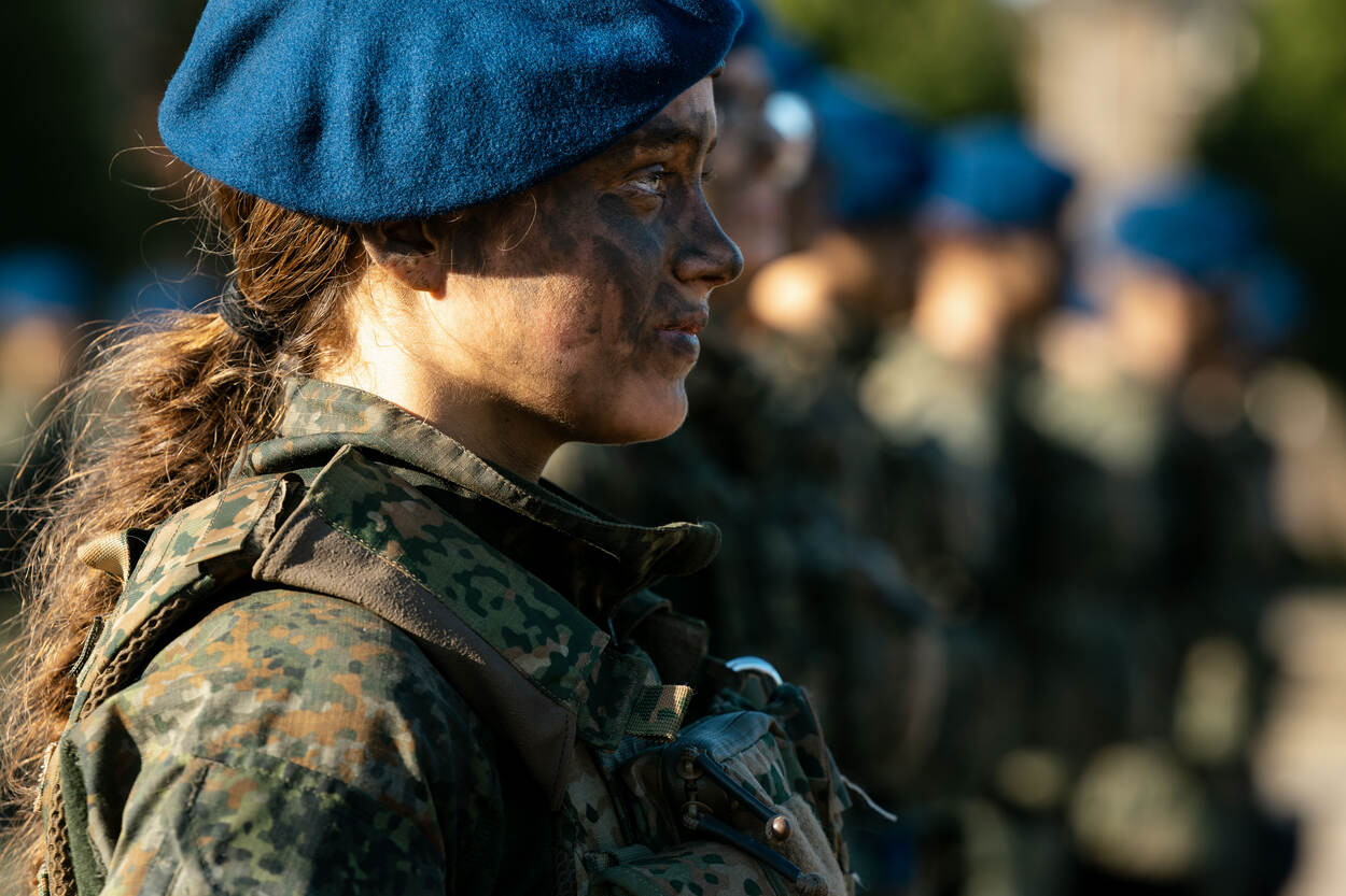 Een vrouwelijke marechaussee in opleiding met haar blauwe baret.