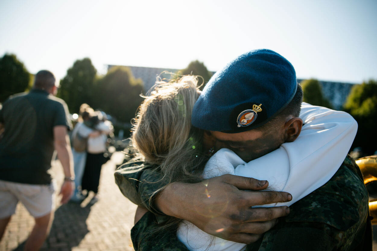 Een leerling omhelst een bekende.