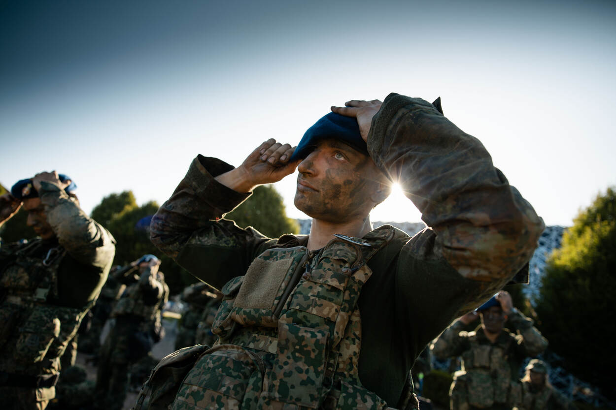 Een student zet z’n baret op.
