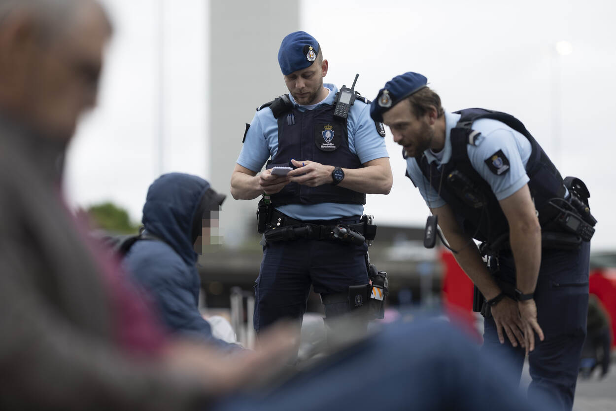 Bart en Alex in gesprek met een Letse jongeman.
