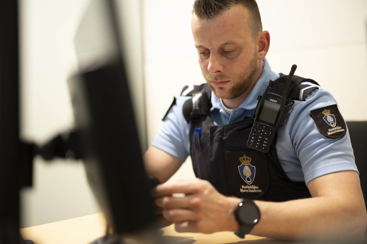 Bart werkt z’n administratie bij.