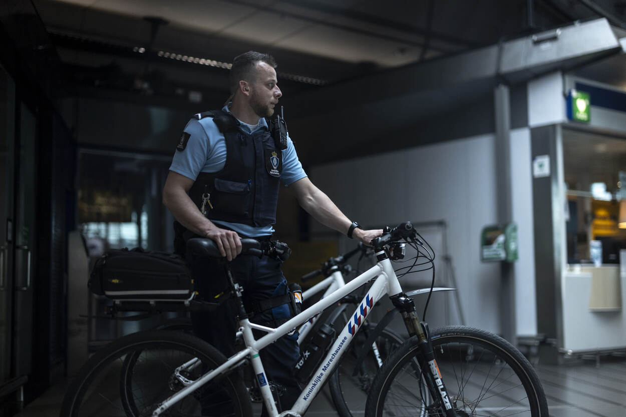 Bart springt op z’n fiets.
