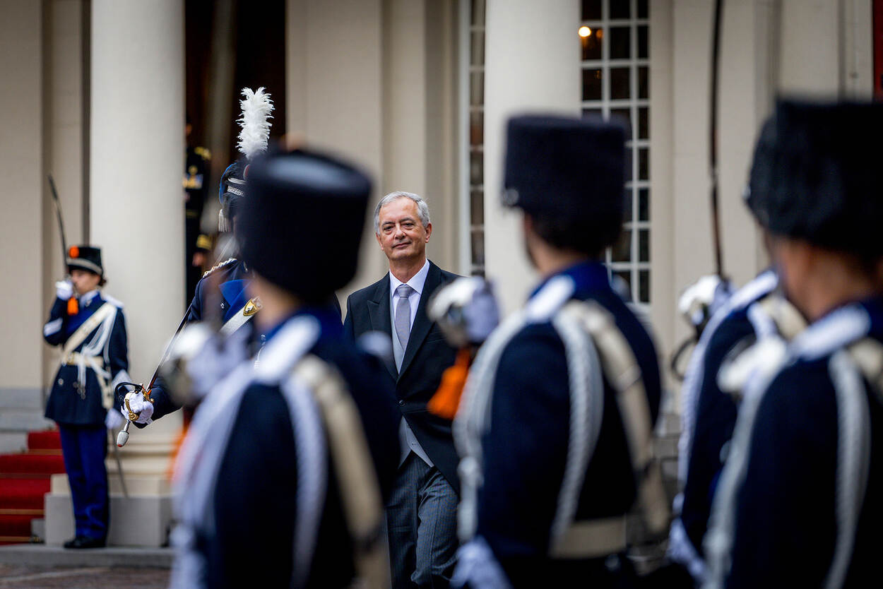 Ambassadeur wordt welkom geheten door erehaag van de Marechaussee.