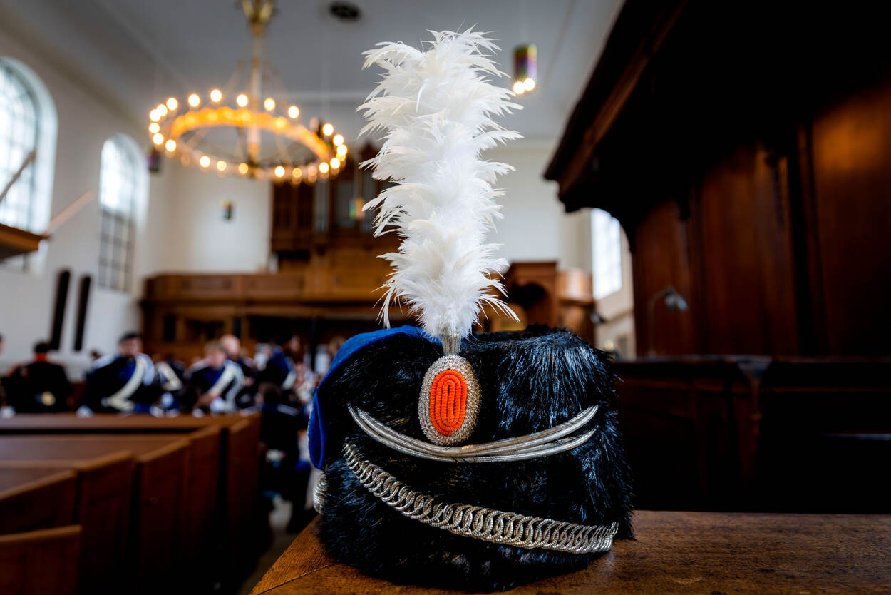 Close-up van een ceremonieel hoofddeksel van de Koninklijke Marechaussee.
