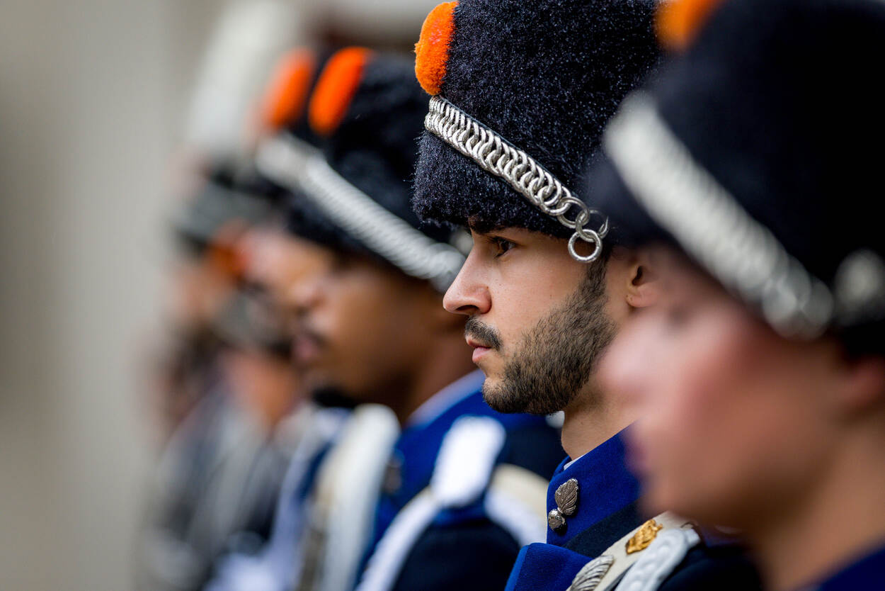 Close-up van Marechaussee in ceremonieel tenue.