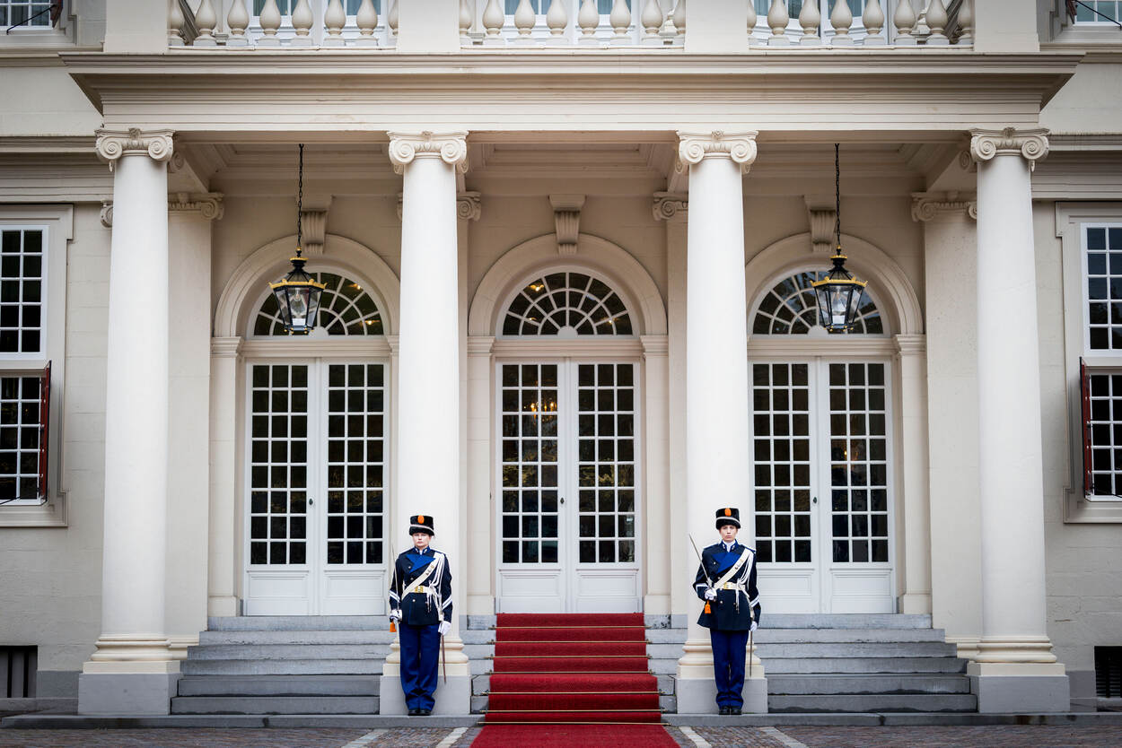 Collega’s in ceremonieel tenue bij Paleis Noordeinde