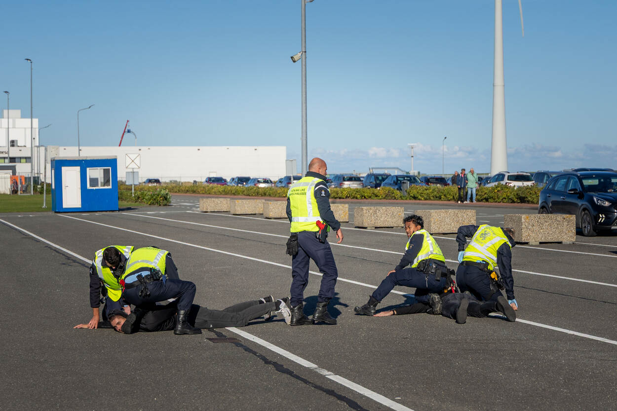 Marechaussees werken een verdachte tegen de grond in de Eemshaven.
