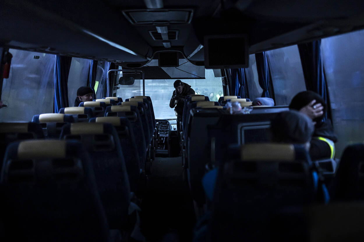 Een GBB’er betreedt met getrokken wapen een bus.