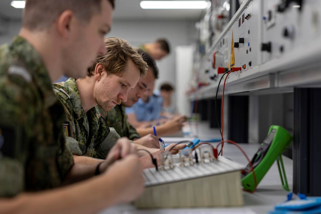 Leerlingen die bezig met het doen van metingen met de multimeter.